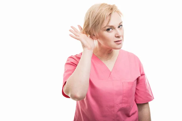 Attraente infermiera donna che indossa scrub rosa facendo non sentire g — Foto Stock