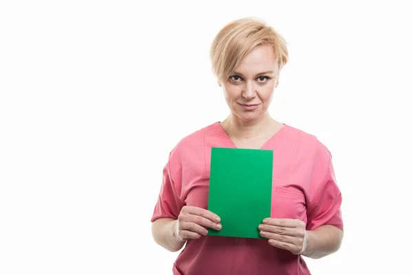 Attraktiv kvinnlig sjuksköterska bär Rosa scrubs innehar grön cardbo — Stockfoto