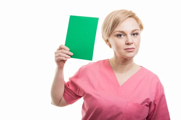 Attraente femmina infermiera indossa rosa scrub in possesso di verde cardbo — Foto Stock