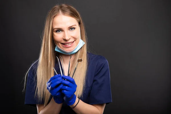 Piękna kobieta dentysty sobie peelingi Wyświetlono narzędzie — Zdjęcie stockowe