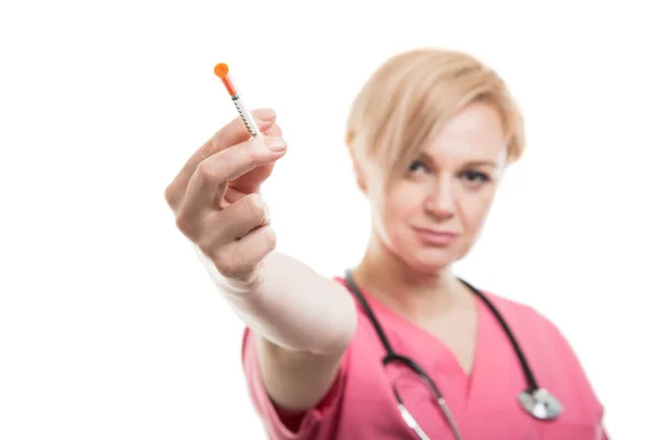 Selektiver Fokus einer Krankenschwester, die rosa Peelings trägt, die Diab zeigen — Stockfoto