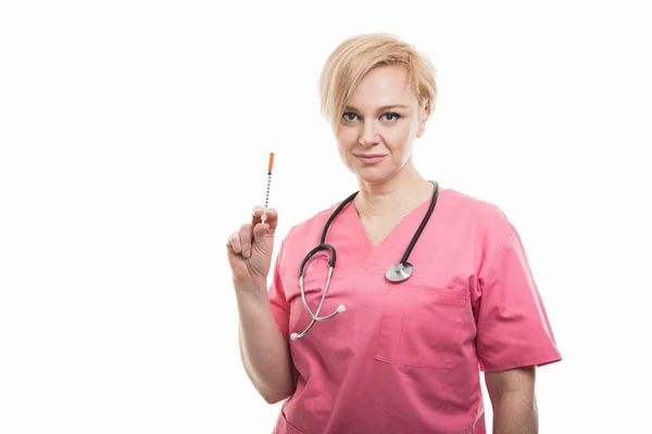 Atractiva enfermera vestida con uniformes rosados que muestran diabetes sho —  Fotos de Stock