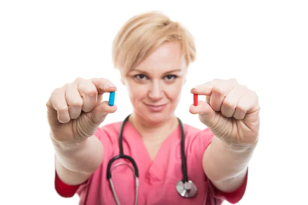 Enfoque selectivo de la enfermera que usa matorrales rosas sosteniendo la píldora —  Fotos de Stock