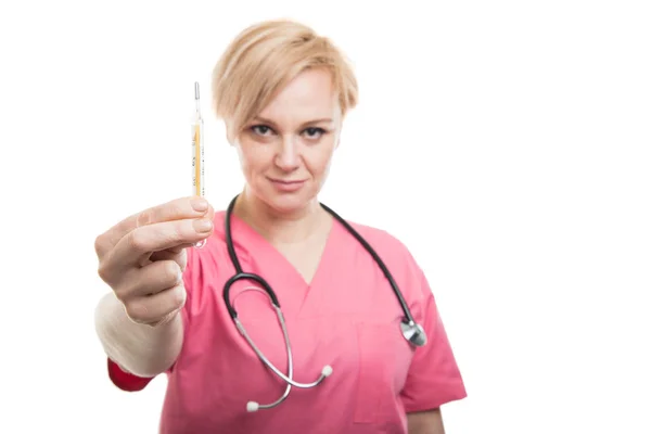 Selektiver Fokus Krankenschwester trägt rosa Peelings zeigt Thermom — Stockfoto