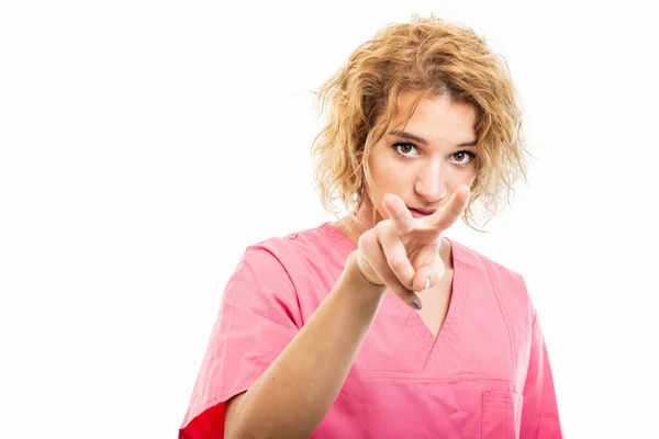 Портрет медсестры в розовом скрабе, показывающий твой жест — стоковое фото