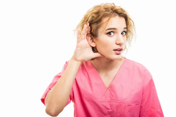 Ritratto di infermiera vestita di rosa scrub making non può sentirti — Foto Stock