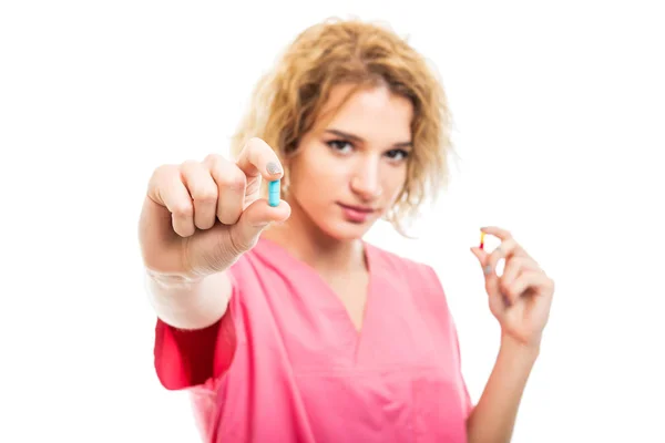 Selective focus of nurse wearing pink scrubs holding pills — 图库照片