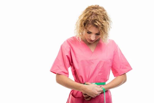 Портрет медсестры в розовом скрабе с лентой — стоковое фото