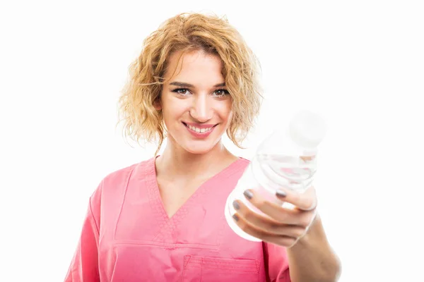 Selektive Fokus der Krankenschwester trägt rosa Peeling halten Flasche wa — Stockfoto