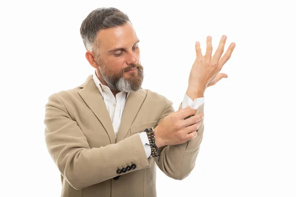 Retrato del hombre que usa ropa casual inteligente que arregla la manga — Foto de Stock