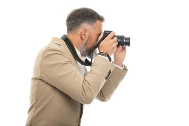 Fotokopi alanı reklam alanı olan beyaz arkaplanda fotoğraf çeken şık günlük kıyafetler giyen fotoğrafçı