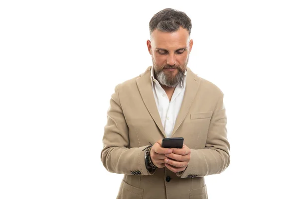 Hombre Usando Ropa Casual Inteligente Mensajes Texto Teléfono Inteligente Aislado —  Fotos de Stock