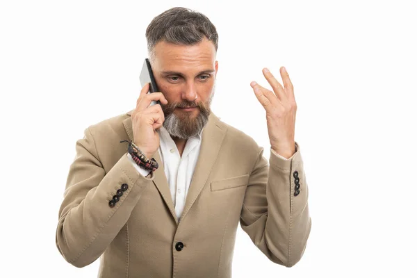 Man Bär Smarta Casual Kläder Talar Smartphone Isolerad Vit Bakgrund — Stockfoto