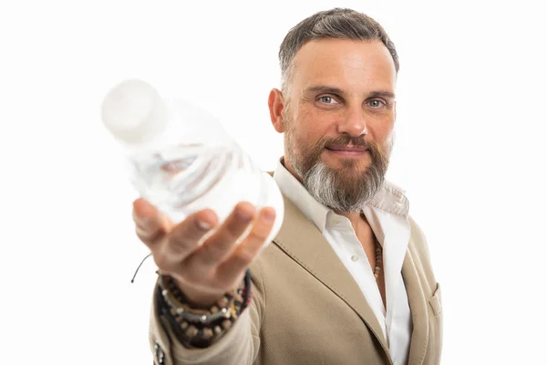 Hombre Usando Elegante Casual Ofreciendo Botella Agua Aislada Sobre Fondo — Foto de Stock