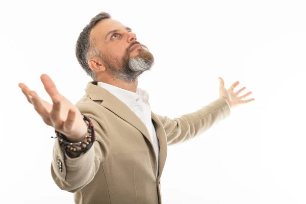 Retrato Del Hombre Con Elegante Casual Con Los Brazos Extendidos — Foto de Stock