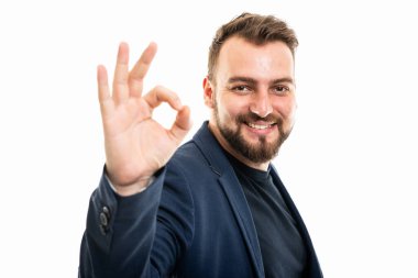 Akıllı günlük kıyafetler giyen bir iş adamı beyaz arka planda izole edilmiş iyi niyet göstergesi gösteriyor.