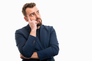 Akıllı günlük kıyafetler giyen iş adamı düşünme hareketi yapıyor. Beyaz arka planda, fotokopi alanı reklam alanında izole edilmiş.