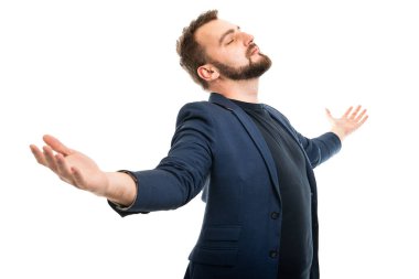 Şık giyinen iş adamı, beyaz arka planda izole bir şekilde kollarını açarak birinci sınıf bir jest yapıyor.