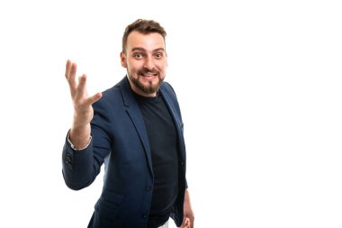 Akıllı günlük kıyafetler giyen iş adamı beyaz arka planda izole edilmiş fotokopi alanı reklam alanında kameraya konuşuyor.