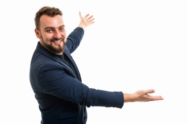 Beyaz arka planda izole edilmiş fotokopi alanı reklamları gösteren şık günlük kıyafetler giyen bir iş adamı.