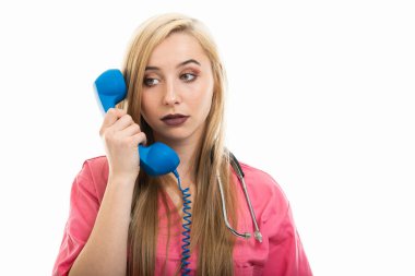 Mavi önlük taşıyan kadın hemşirenin portresi beyaz arka planda izole edilmiş ve reklam alanının fotokopisini çekmiş.