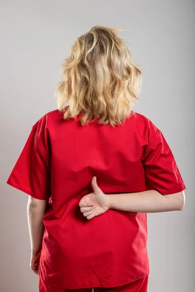 Visão Traseira Enfermeira Vestindo Esfoliação Vermelha Mostrando Como Gesto Estúdio — Fotografia de Stock