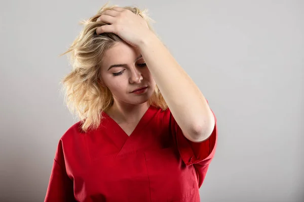 Retrato Enfermeira Vestindo Esfoliação Vermelha Organizando Cabelo Estúdio Fundo Cinza — Fotografia de Stock