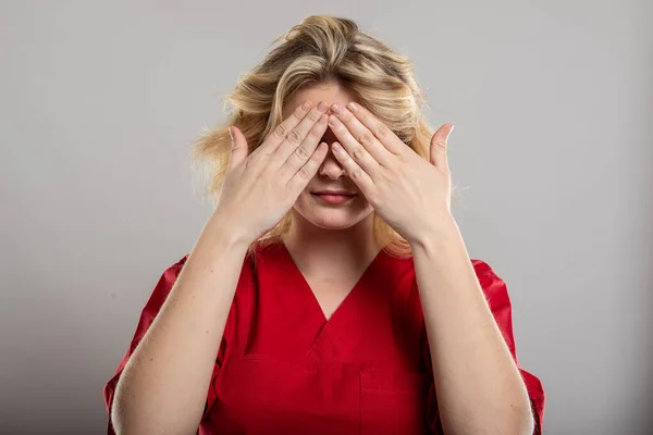 Portrait Infirmière Portant Gommage Rouge Couvrant Les Yeux Comme Concept — Photo
