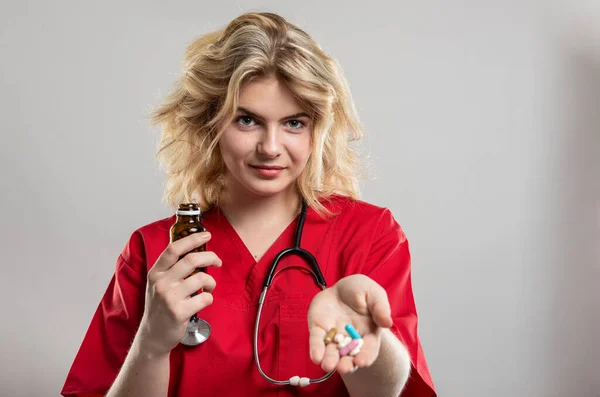 Retrato Una Enfermera Vestida Con Exfoliante Rojo Entregando Píldoras Sobre — Foto de Stock