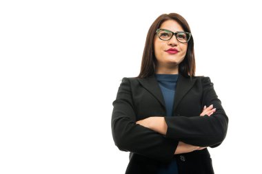 Düşük açılı gözlüklü iş kızı kolları çapraz hareketlerle beyaz arka planda izole edilmiş fotokopi alanı reklam alanında duruyor.