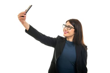Gözlük takan iş kızı portresi beyaz arka planda fotokopi alanı reklamlarıyla izole edilmiş selfie çekiyor.