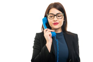 Telefonda konuşan genç iş kızının portresi beyaz arka planda, fotokopi alanı reklam alanında izole edilmiş.