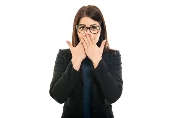 Portret Van Een Zakenmeisje Met Een Bedekkende Mond Als Stom — Stockfoto