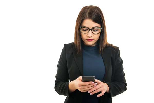 Portret Van Zakenmeisje Met Bril Sms Smartphone Geïsoleerd Witte Achtergrond — Stockfoto