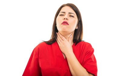 Doktor önlüğü giymiş portresi boğazını tutuyor gibi. Beyaz arka planda izole edilmiş ve fotokopi alanı reklamlarıyla izole edilmiş.