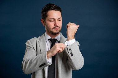 İş portresi. Genç yakışıklı erkek. Mavi arkaplan ve fotokopi alanı reklam alanı.