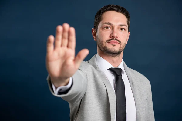 Retrato Negócios Jovem Bonito Macho Mostrando Parar Gesto Fundo Azul — Fotografia de Stock