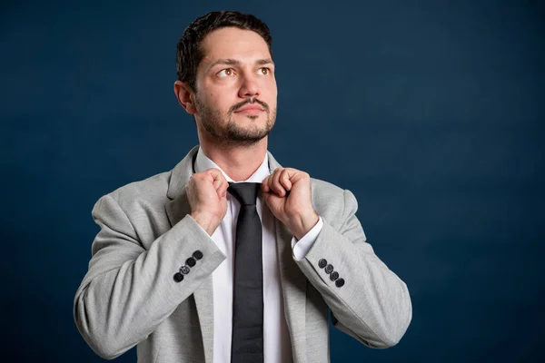 Retrato Negocios Joven Guapo Camisa Masculina Arreglo Sobre Fondo Azul —  Fotos de Stock