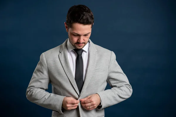 コピースペース広告領域と青の背景にビジネス若いハンサムな男性ボタンジャケットの肖像 — ストック写真