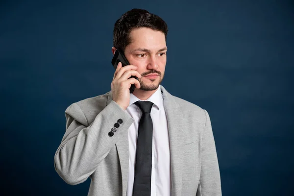 Porträt Eines Jungen Hübschen Mannes Der Mit Einem Smartphone Auf — Stockfoto