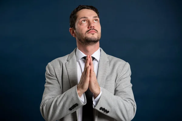 Retrato Negocios Joven Guapo Varón Haciendo Gesto Oración Sobre Fondo — Foto de Stock