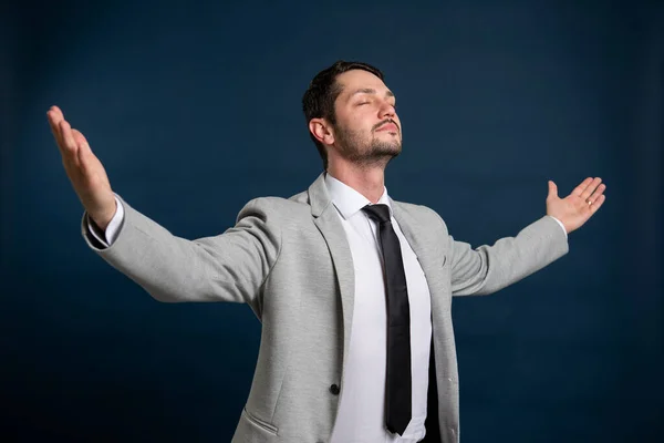 Retrato Negocios Joven Guapo Macho Haciendo Gesto Ganador Sobre Fondo — Foto de Stock