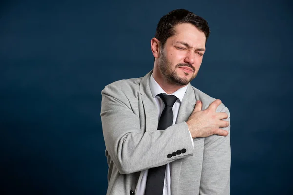 Porträt Des Geschäfts Junger Mann Macht Schulterschmerzen Geste Auf Blauem — Stockfoto