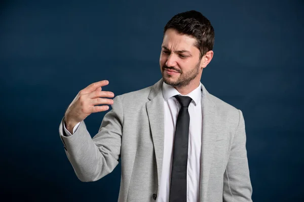 Retrato Hombre Joven Negocios Haciendo Gesto Dolor Mano Sobre Fondo — Foto de Stock