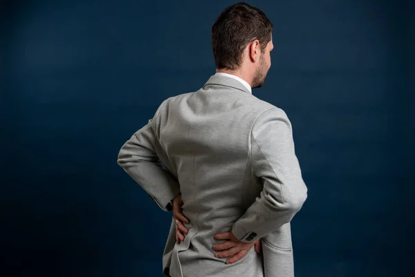 Zakelijk Jong Mannetje Maken Onderrug Pijn Gebaar Blauwe Achtergrond Met — Stockfoto