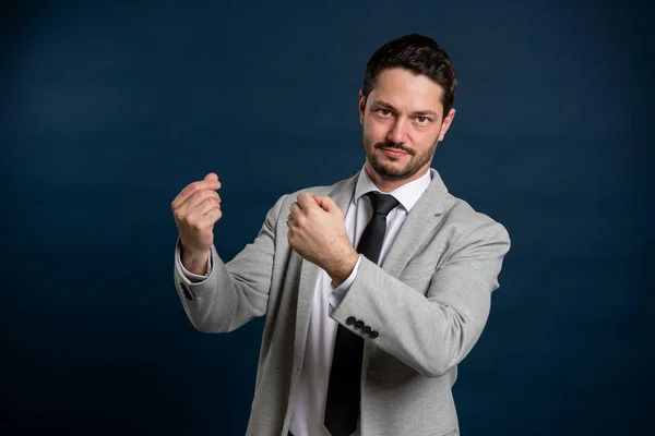 Geschäft Junge Hübsche Männchen Machen Unverständliche Geste Auf Blauem Hintergrund — Stockfoto