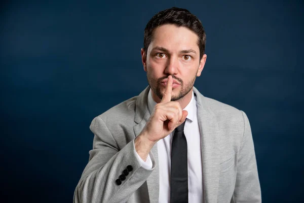 Negocio Joven Guapo Macho Haciendo Gesto Silencio Sobre Fondo Azul — Foto de Stock