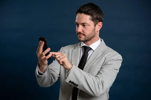 Retrato Hombre Joven Negocios Usando Teléfono Inteligente Sobre Fondo Azul —  Fotos de Stock