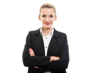 Kolları çapraz duran güzel bayan müdür yardımcısının portresi beyaz arka planda fotokopi alanı reklam alanı ile izole edilmiş.