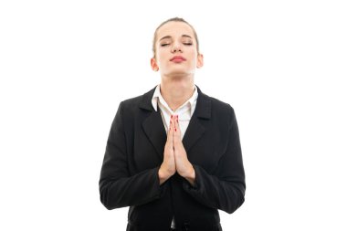 Güzel genç bayan müdür yardımcısının portresi beyaz arka planda izole edilmiş dua jestleri yapıyor.